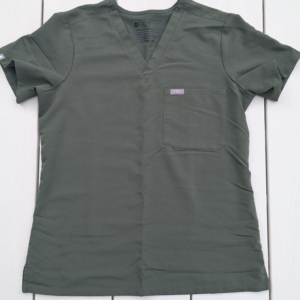 Figs Women's Catarina One Pocket Scrub Top - Moss